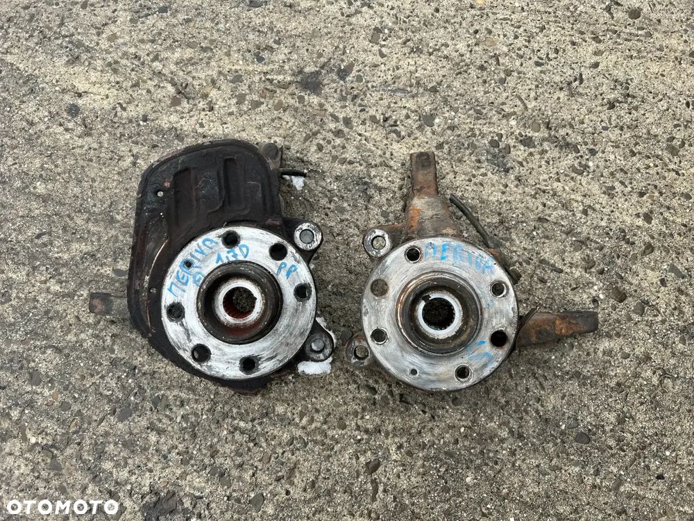 Zwrotnica lewa lub prawa Opel Meriva A 4 śruby - 1