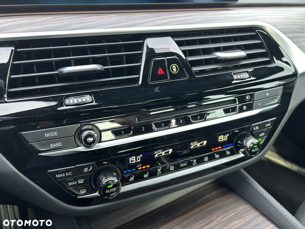 BMW Seria 5 M550i xDrive sport - 23