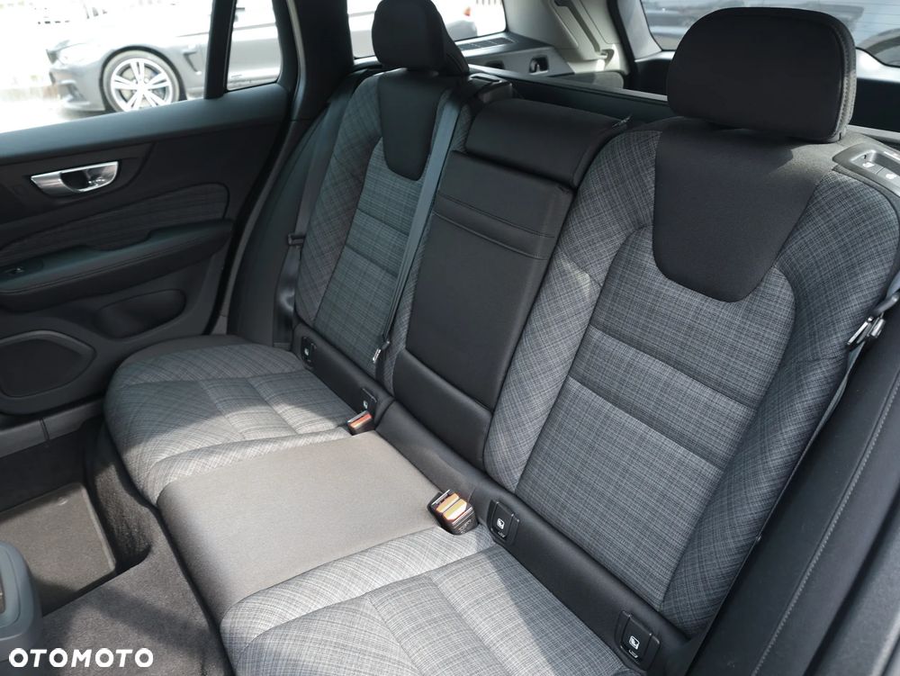 Volvo V60 B3 B DKG Momentum Pro - 23