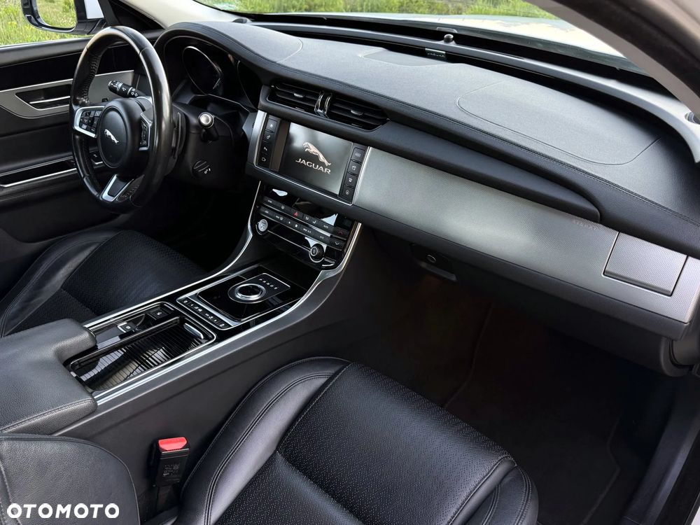 Jaguar XF 2.0 i4D AWD Prestige - 15