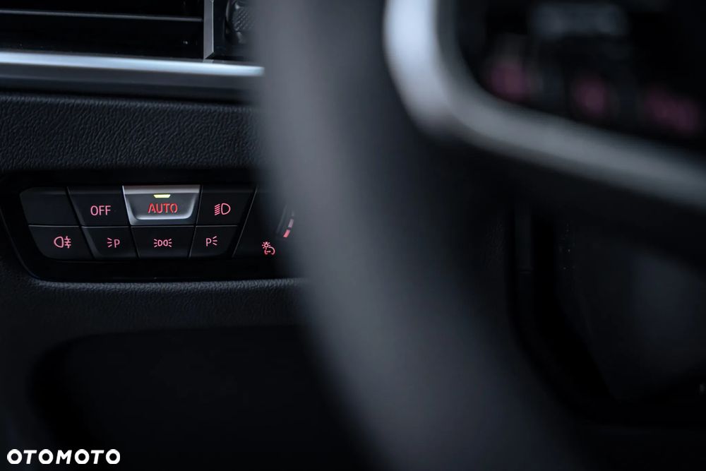 BMW Seria 3 318i M Sport - 23