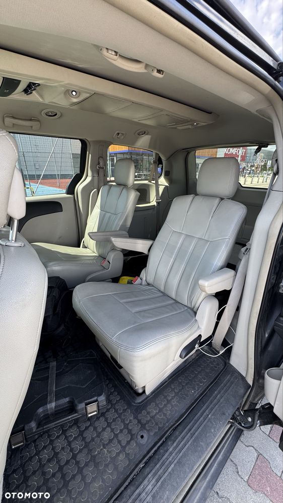 Chrysler Town & Country - 7
