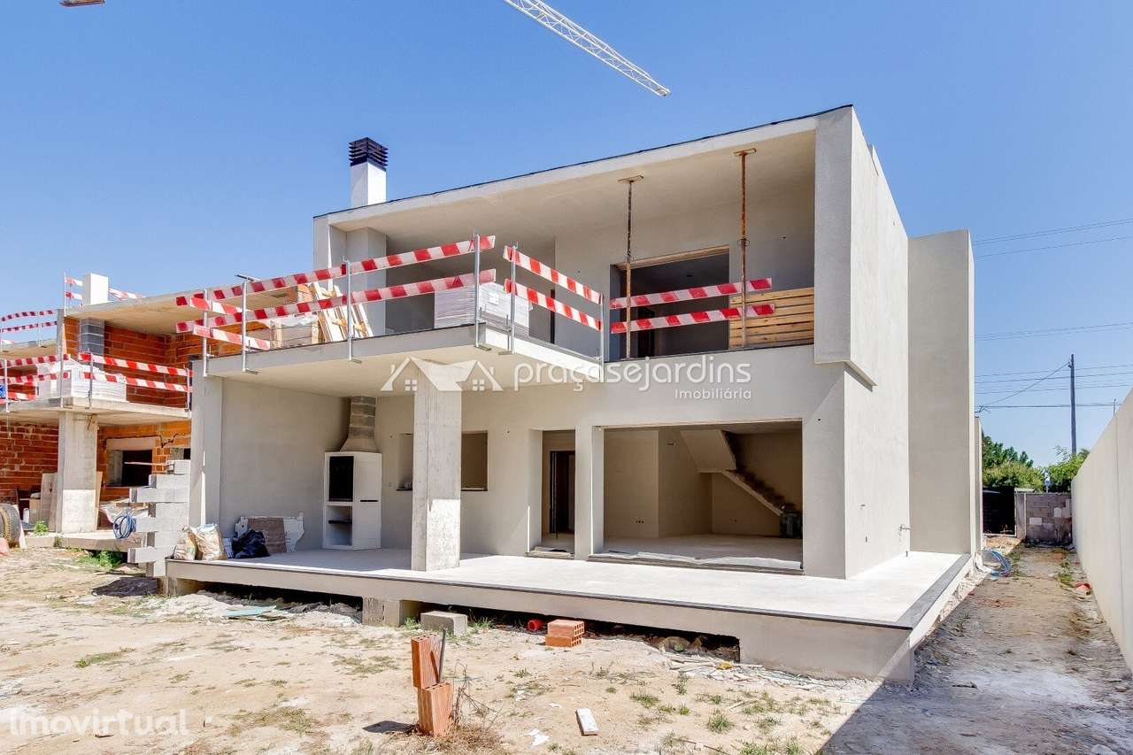 Moradia T4 com jardim, garagem e carregamento para carros elétricos - Grande imagem: 2/42