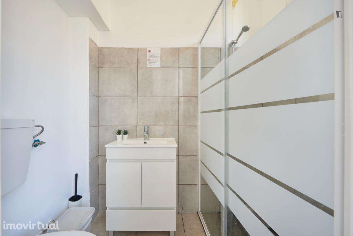 Quarto - localizado em Marquês de Pombal Lisbon - Grande imagem: 2/32