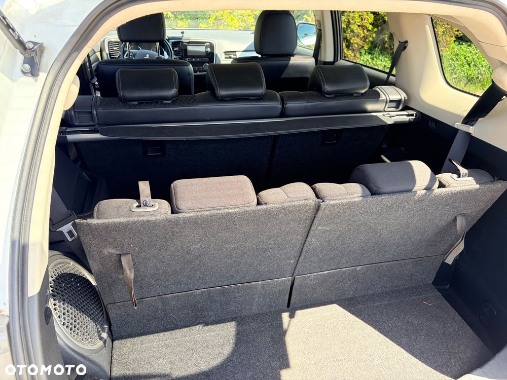 Mitsubishi Outlander 2.0 Instyle + 4WD CVT - 17