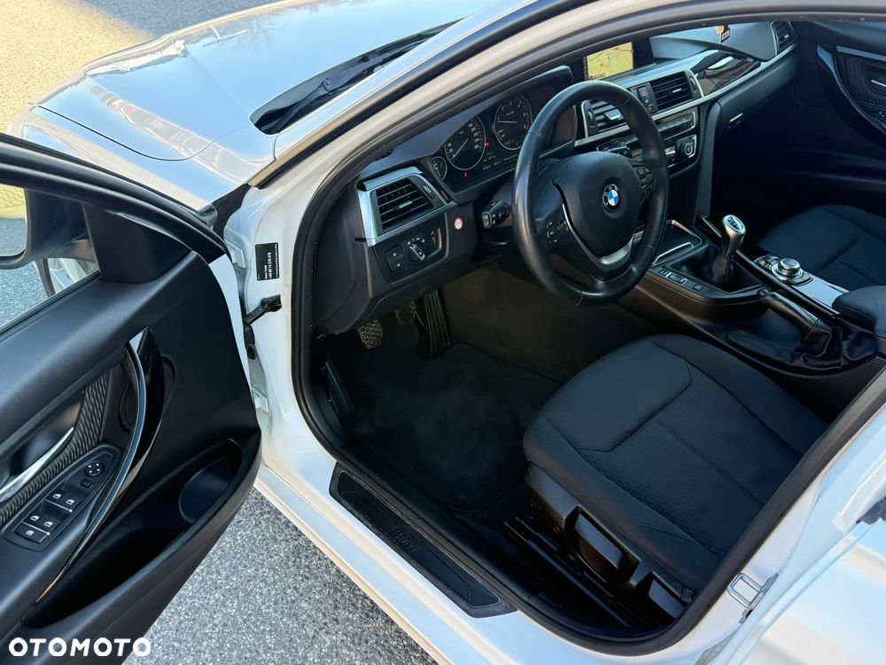 BMW Seria 3 318d M Sport Shadow - 23