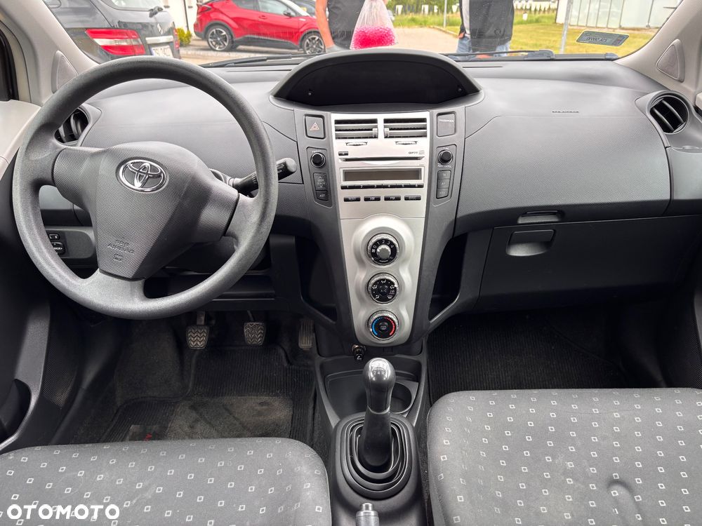Toyota Yaris - 10