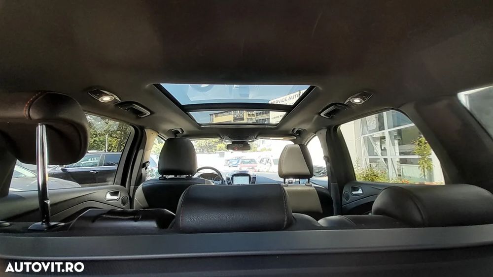 Ford Kuga 2.0 TDCi 4WD Powershift ST-Line - 33