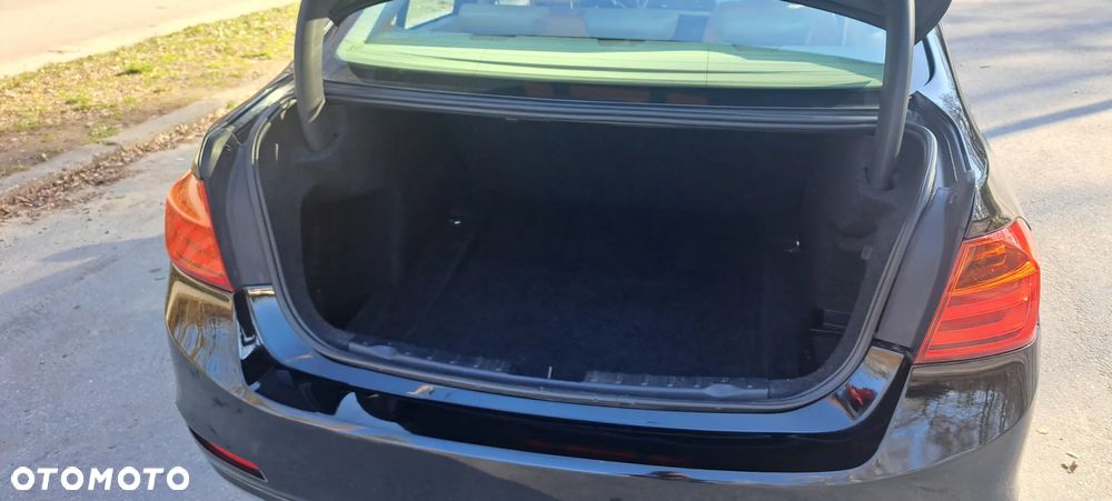 BMW Seria 3 320d xDrive - 12