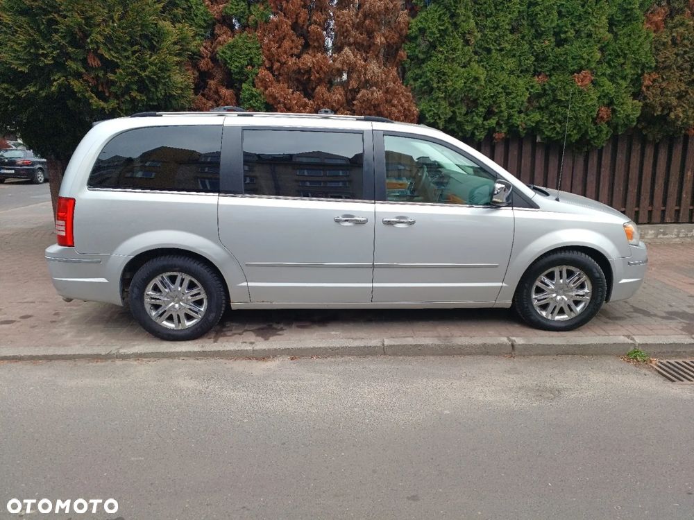 Chrysler Town & Country - 5