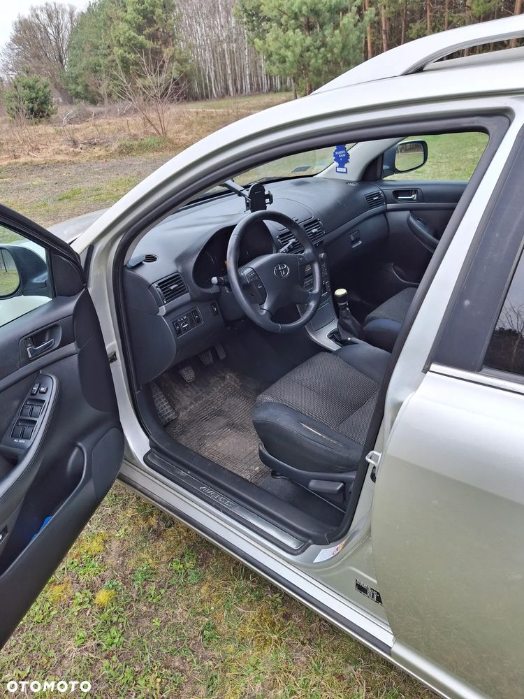 Toyota Avensis 2.0 D-4D Sol - 2