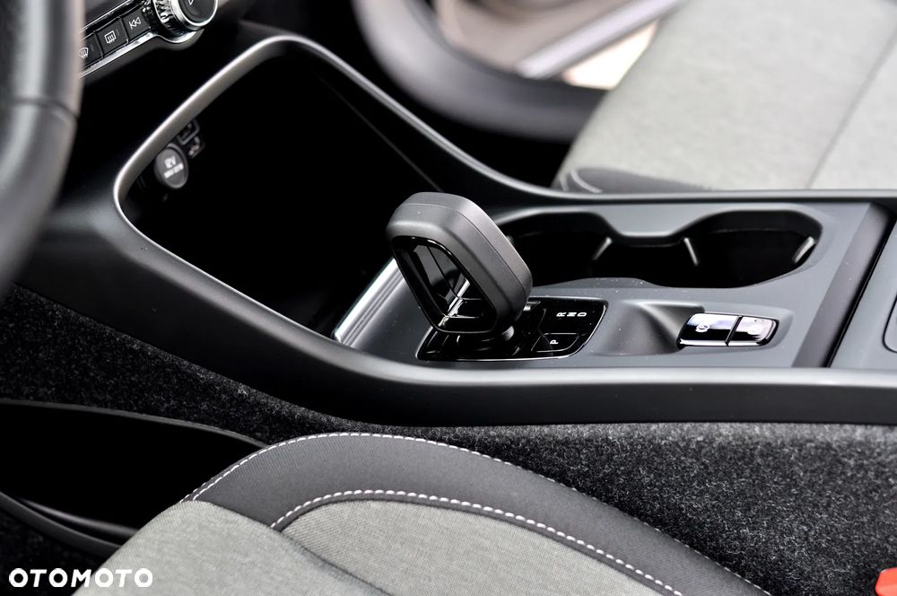 Volvo XC 40 B3 B DKG Plus Bright - 32