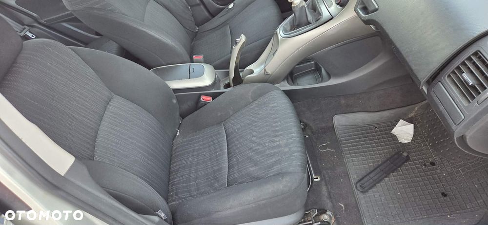TOYOTA AURIS fotel prawy przód - 1