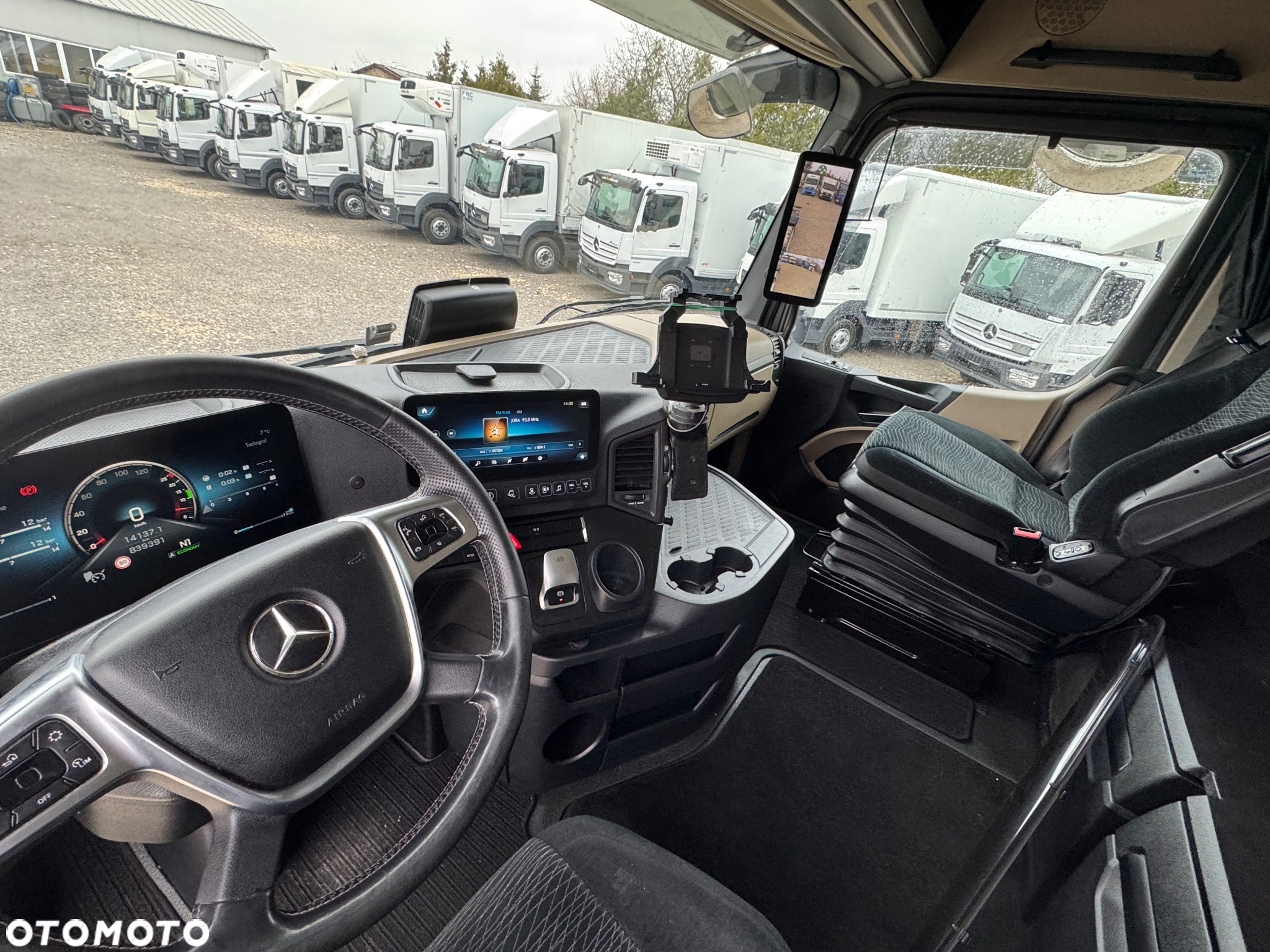 Mercedes-Benz - 9