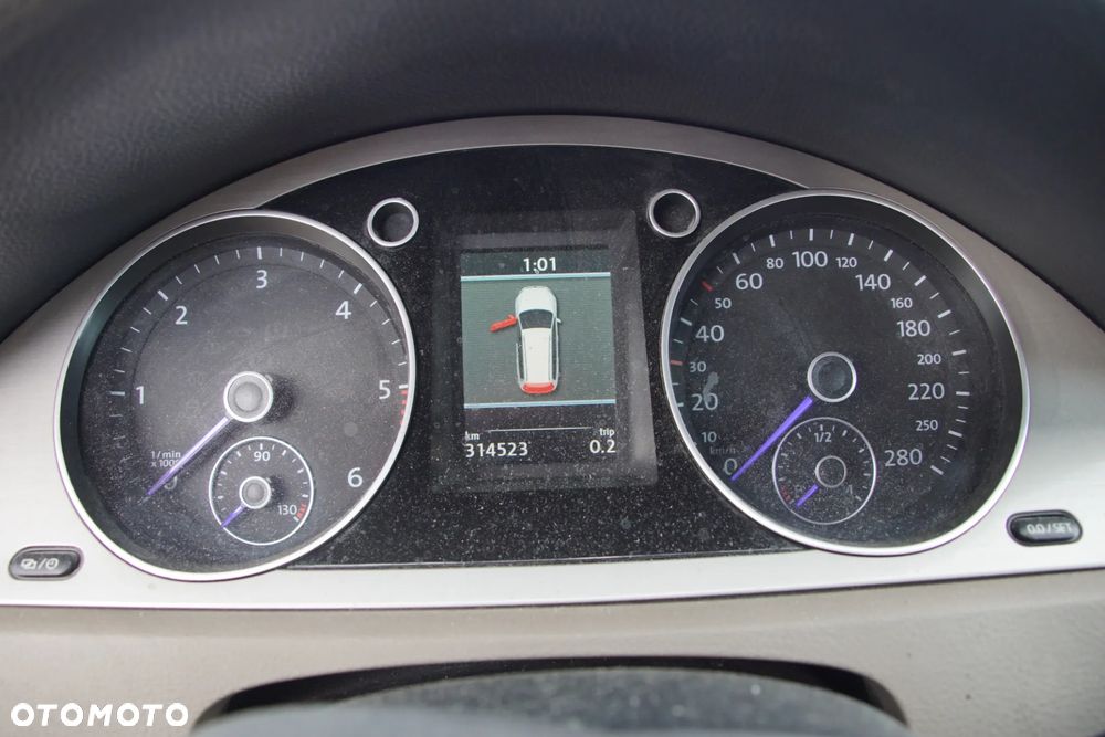 Auto na części - Volkswagen Passat B6 Lift 1.6 TDI 105 KM CAYC MDM LC8Z 2010R Silnik Skrzynia Drzwi Maska Błotnik Zderzak Lampa Lusterko Klamka Szyba Deska Kokpit Sterownik Moduł Czujnik Licznik Wyświetlacz Panel Kierownica - 10