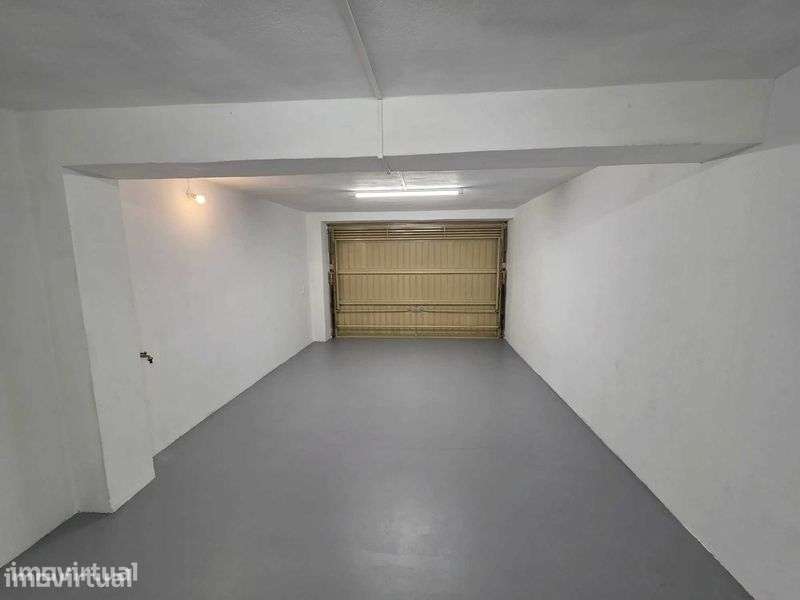 Garagem Fechada (Box) na Av. Afonso Henriques – c/ Água e Luz - Grande imagem: 4/10