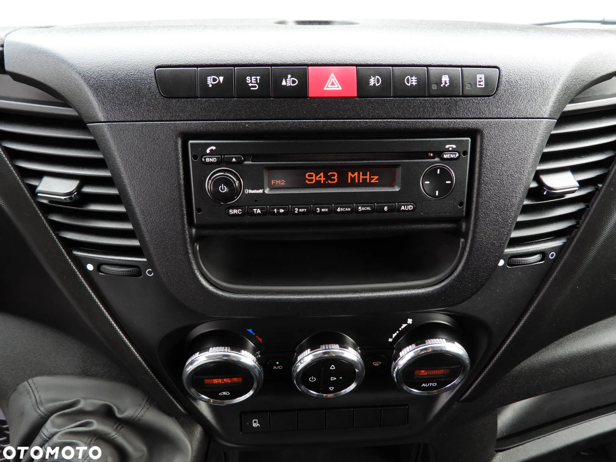 Iveco DAILY 35C17 SKRZYNIA PODWÓJNA KABINA DOKA 7 MIEJSC TEMPOMAT BLIŹNIACZE KOŁA KLIMATYZACJA 170KM [ 098947 ] - 34