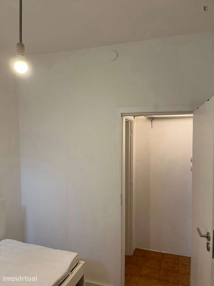 Quarto - localizado em Paranhos Porto - Grande imagem: 5/12