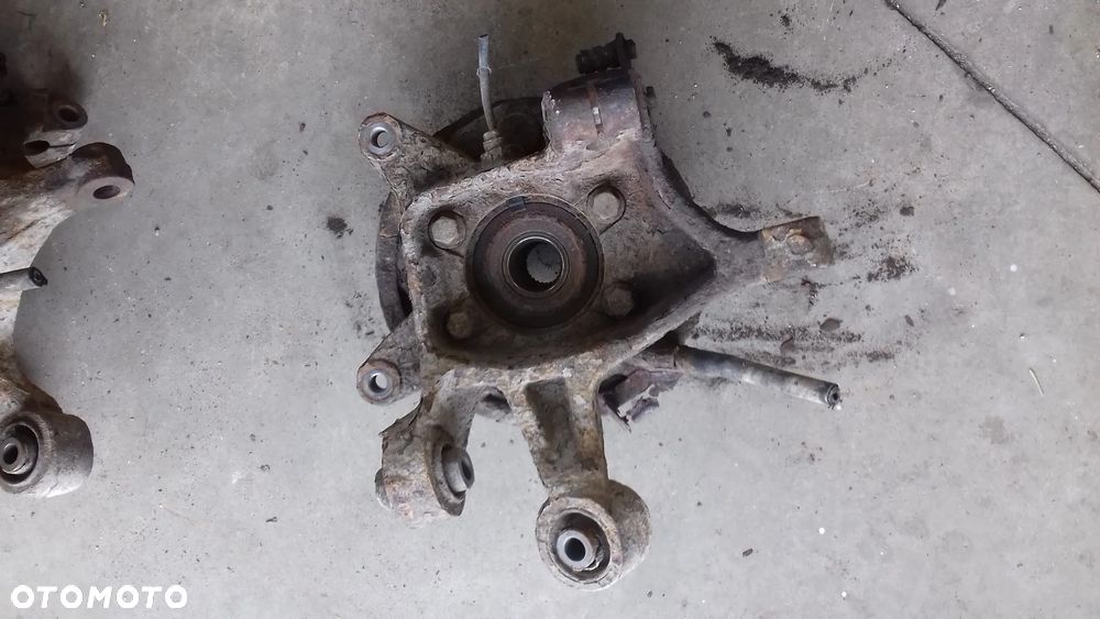 zwrotnica piasta lewa tył tylna Subrau Forester III SH 2.0 D EE20Z - 2