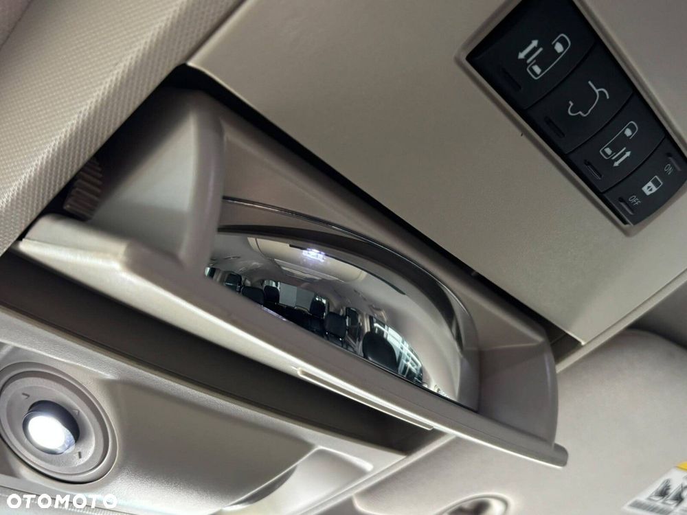 Chrysler Town & Country - 21