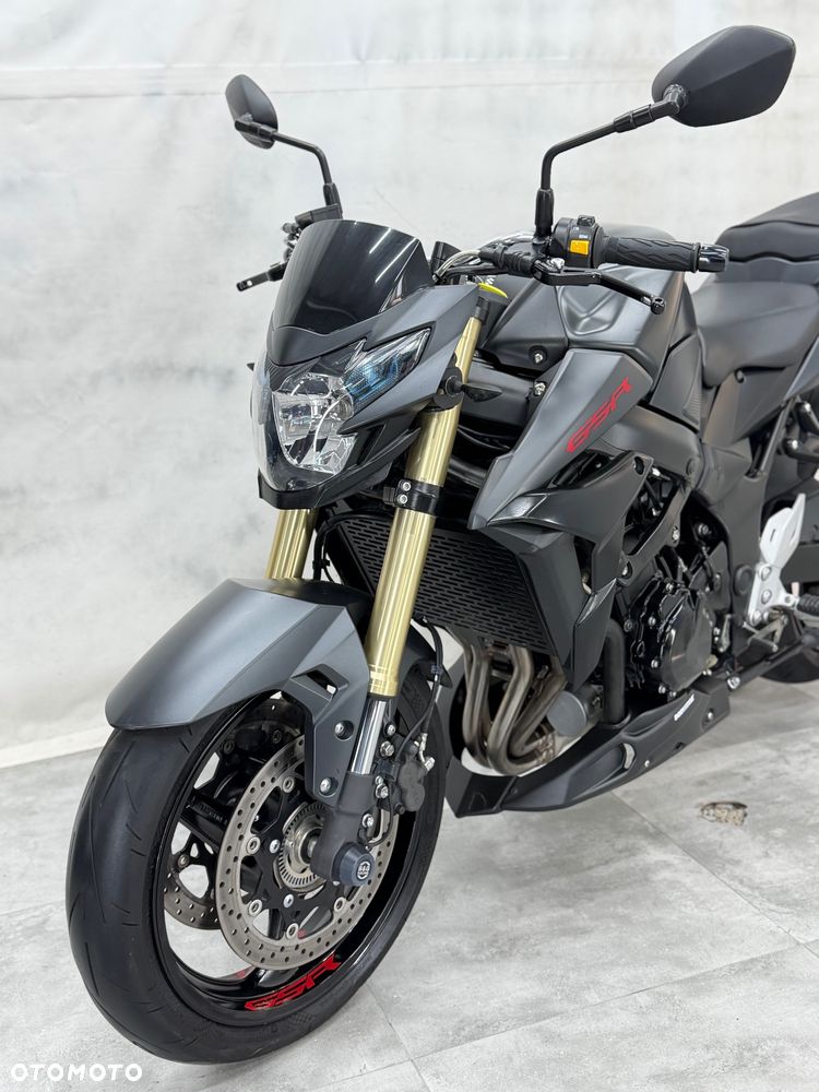 Suzuki GSR - 16