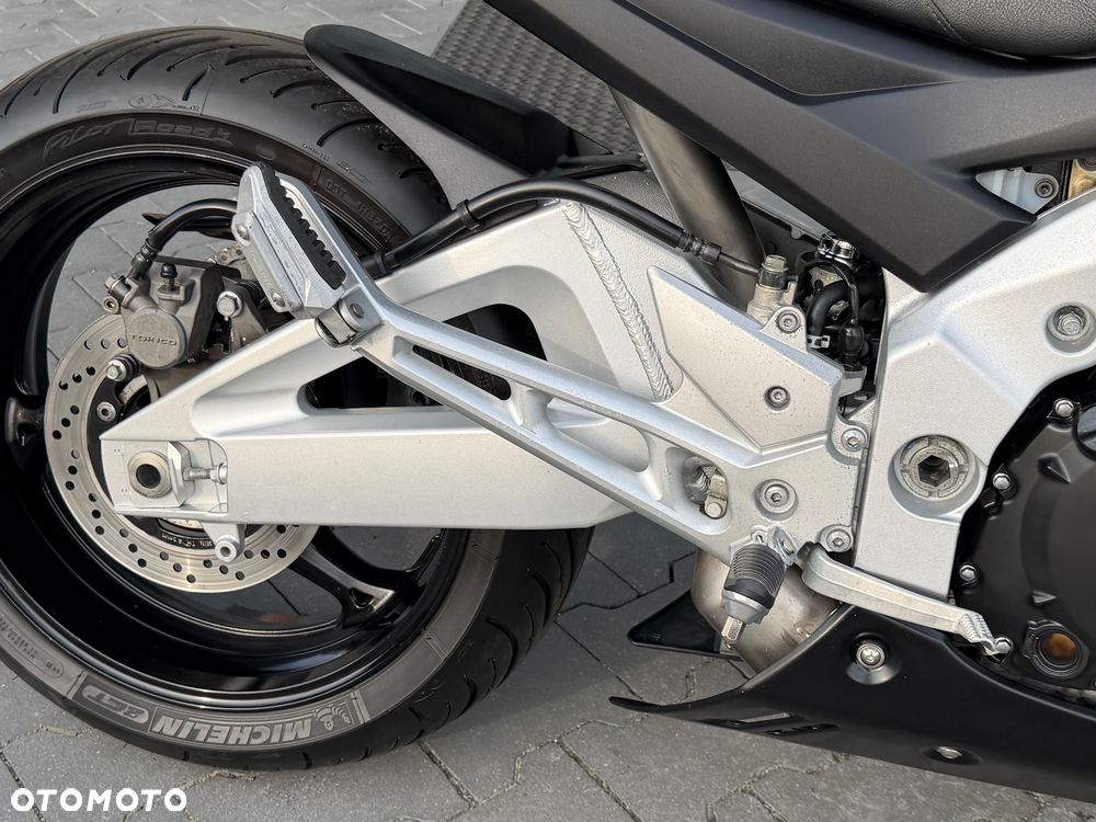 Suzuki GSR - 6