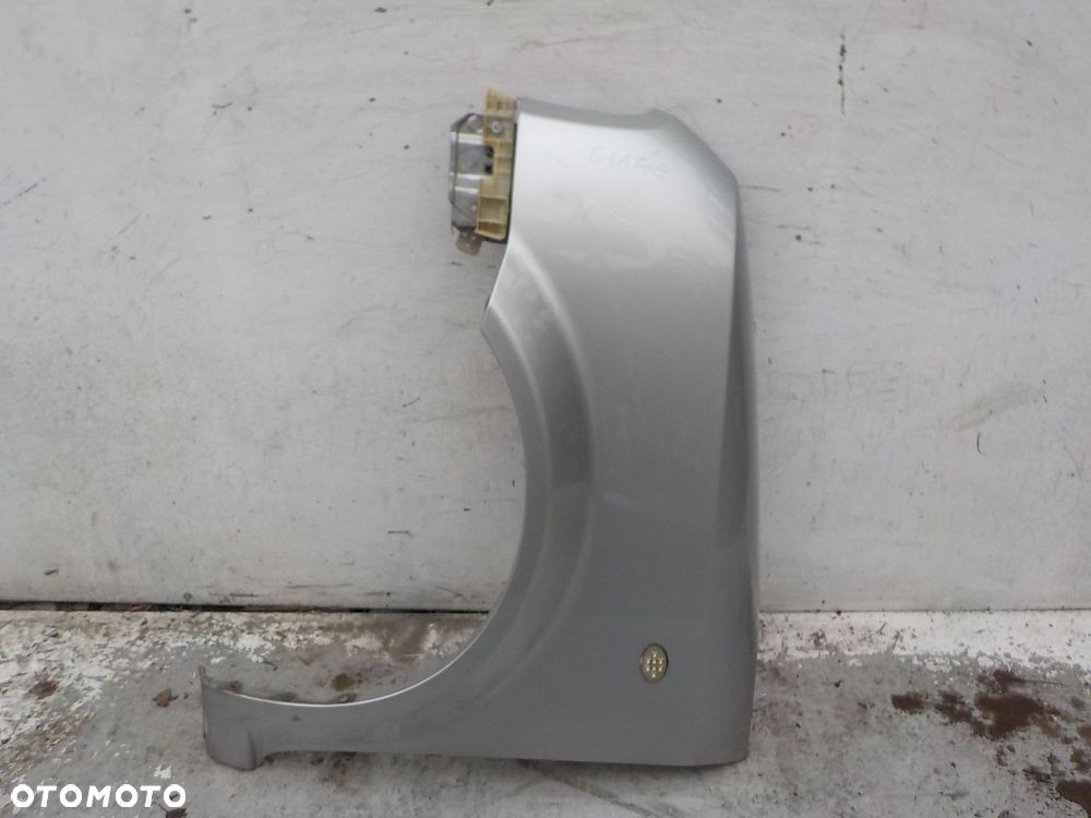 828 NISSAN CUBE II Z11 BŁOTNIK LEWY PRZÓD PRZEDNI - 1