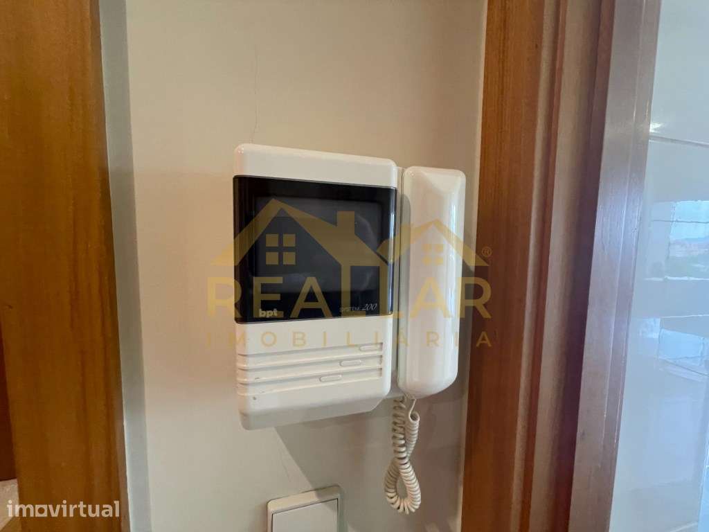 Apartamento T2 Mobilado com Box de Estacionamento em Localização Pr... - Grande imagem: 5/25