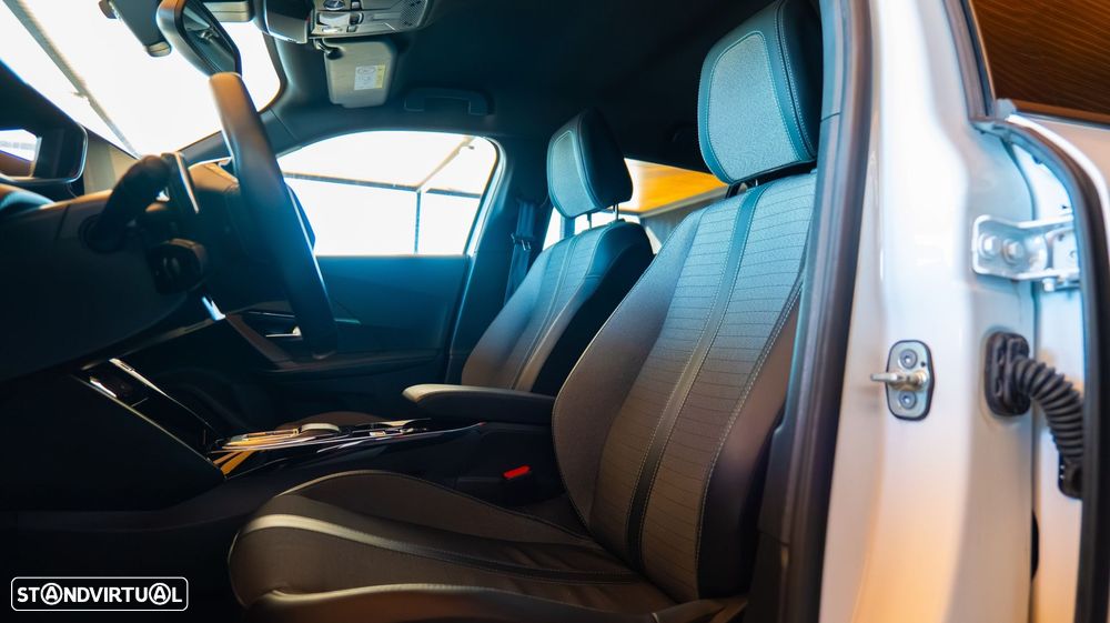 Peugeot 2008 1.2 PureTech Allure Pack EAT8 - 24