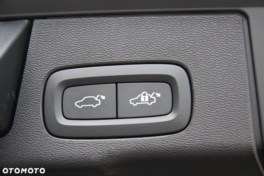 Volvo XC 60 B4 D AWD Plus Dark - 20