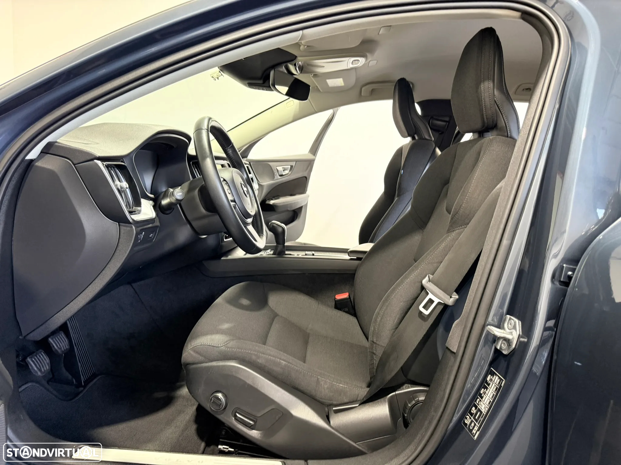 Volvo V60 2.0 D3 Momentum - 28