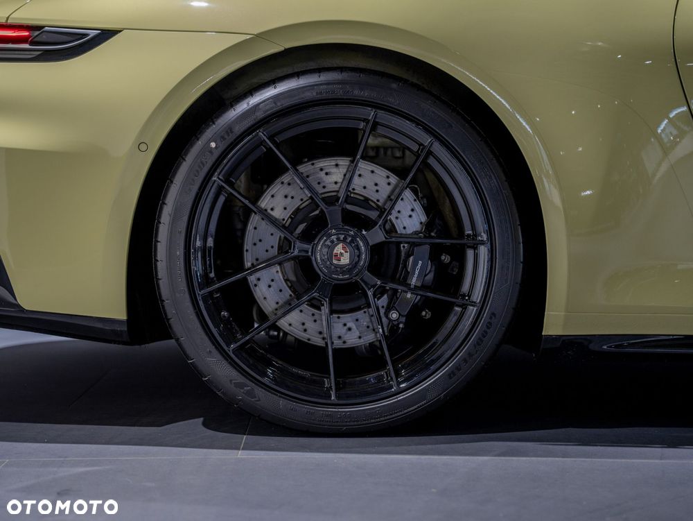 Porsche 911 Carrera T-Hybrid 4 GTS - 11