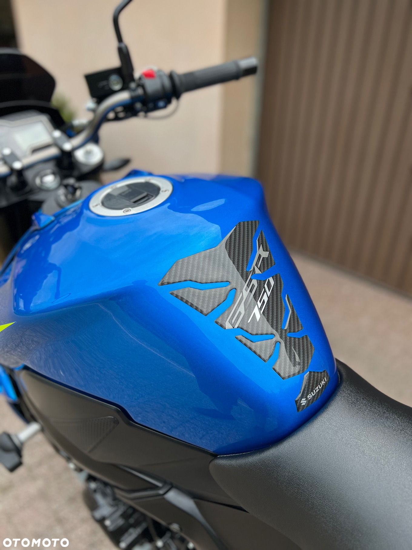 Suzuki GSR - 11