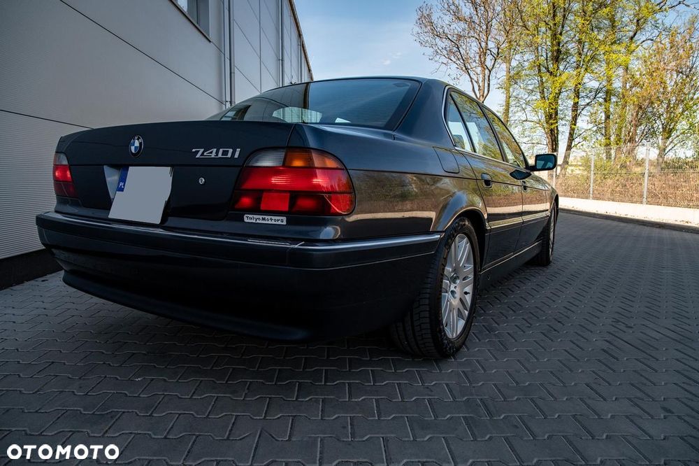 BMW Seria 7 740i V8 - 7