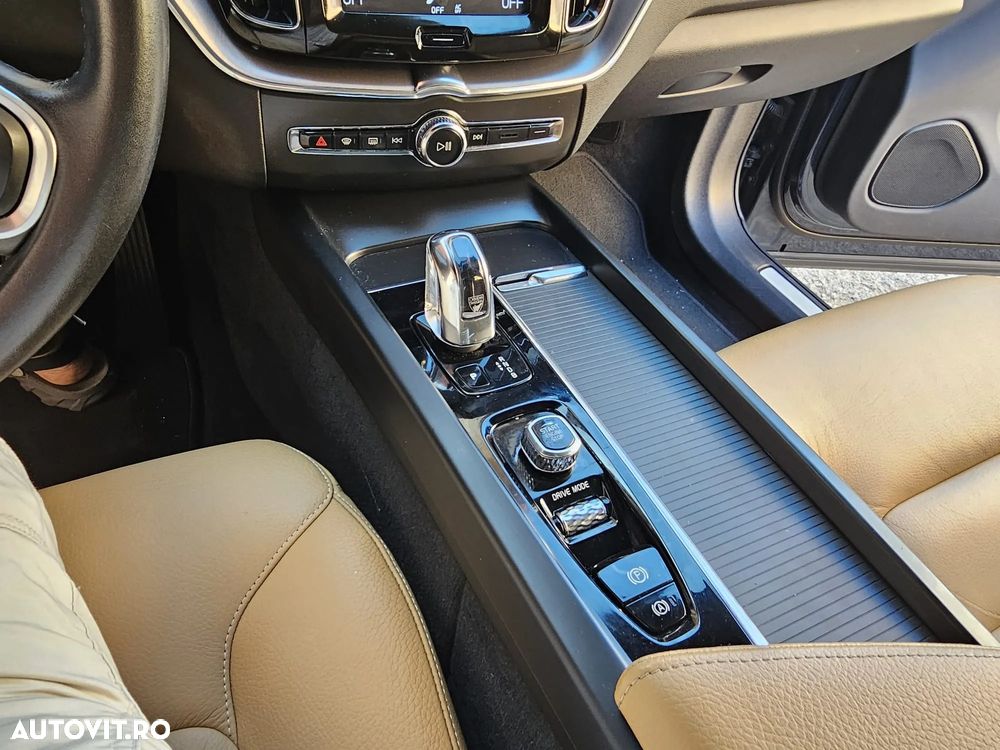 Volvo XC 60 T8 Twin Engine AWD Momentum Pro - 16