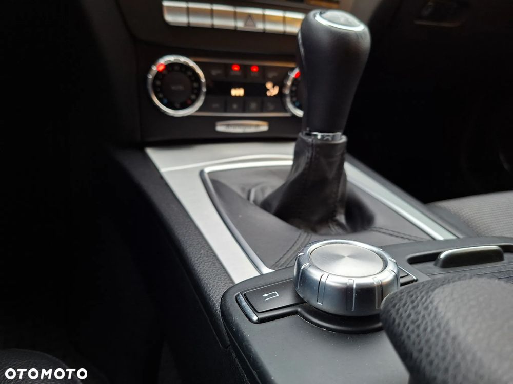 Mercedes-Benz Klasa C 180 CGI BlueEFFICIENCY Avantgarde - 32