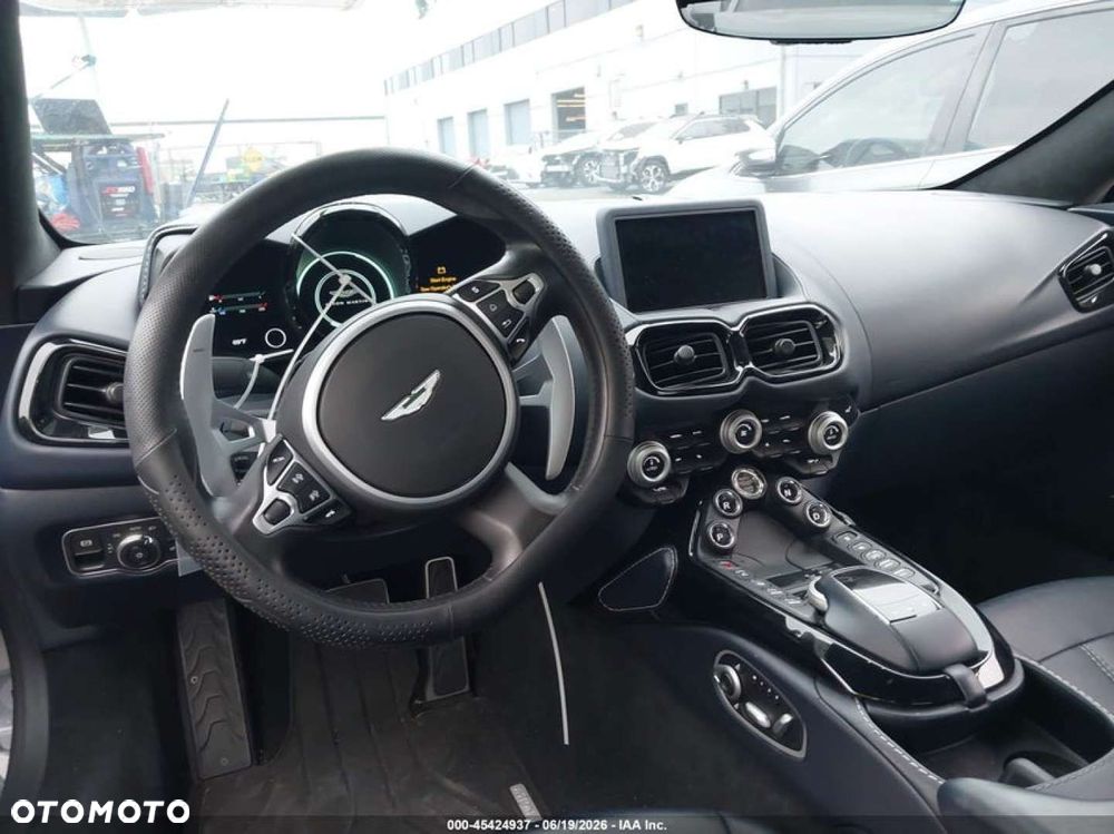 Aston Martin Vantage - 12