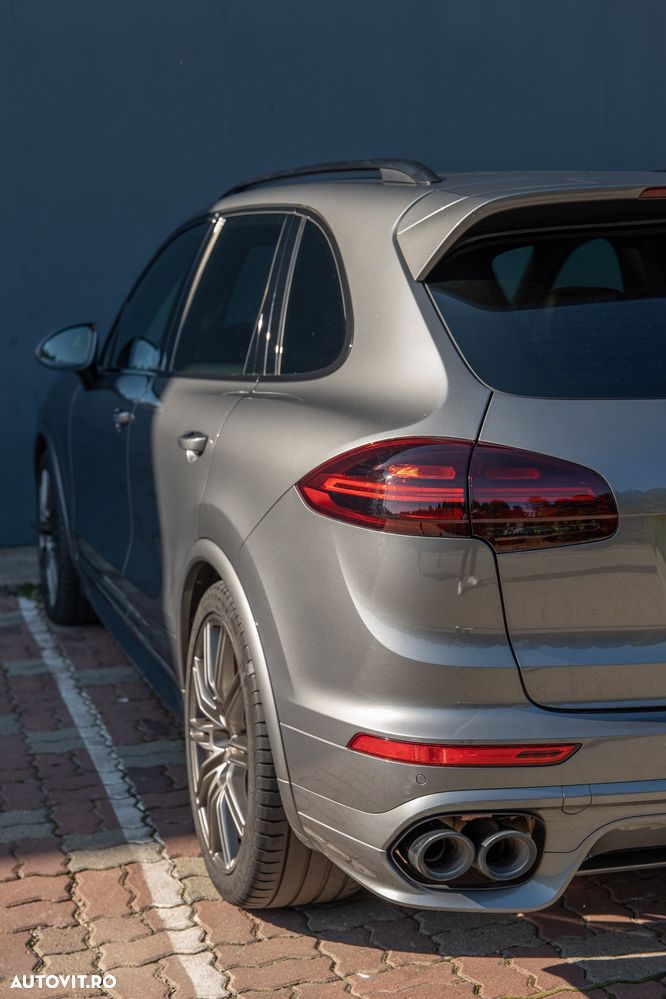 Porsche Cayenne 3.0 L - 4