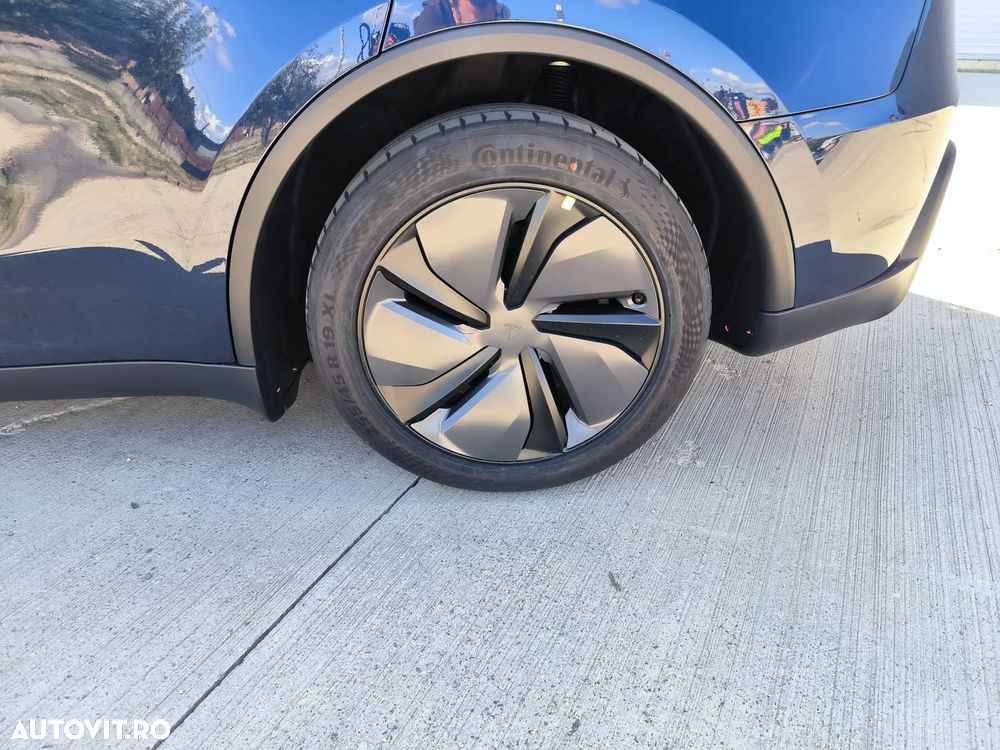 Tesla Model Y - 7