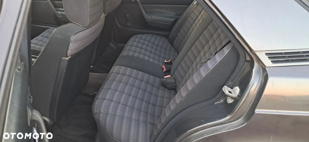 Mercedes-Benz W201 (190) - 23