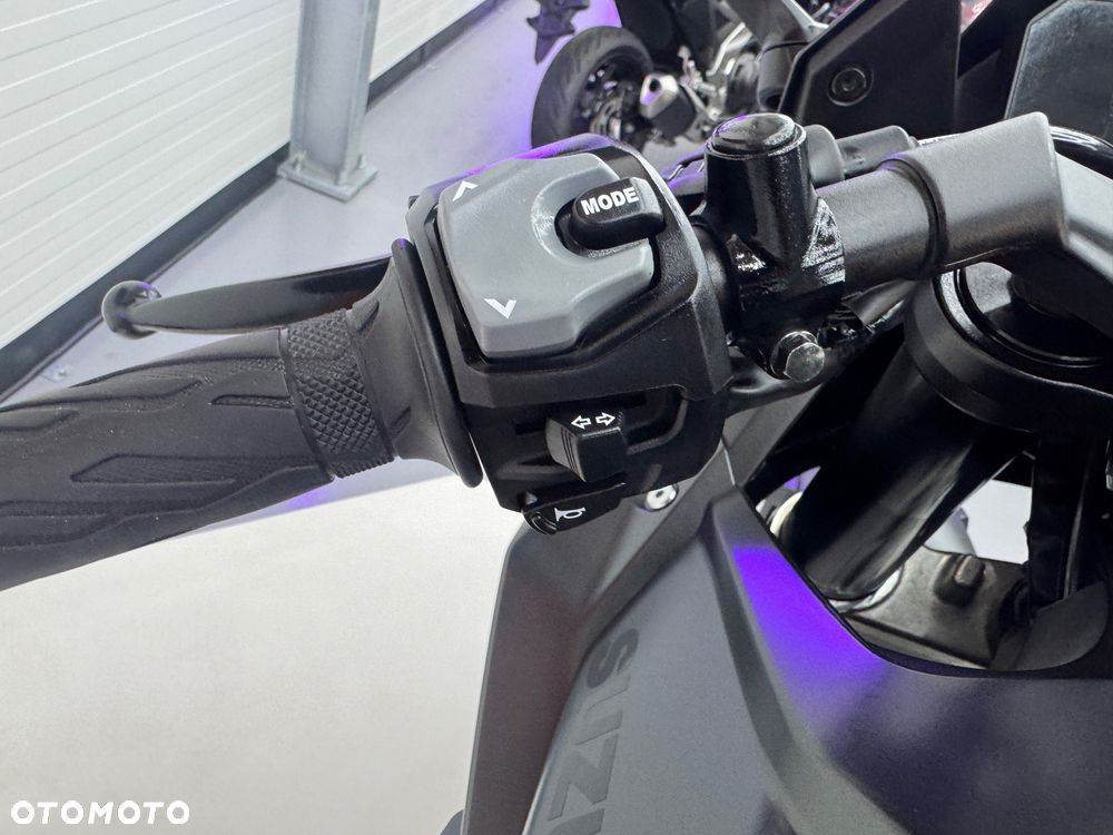 Suzuki GSX - 23