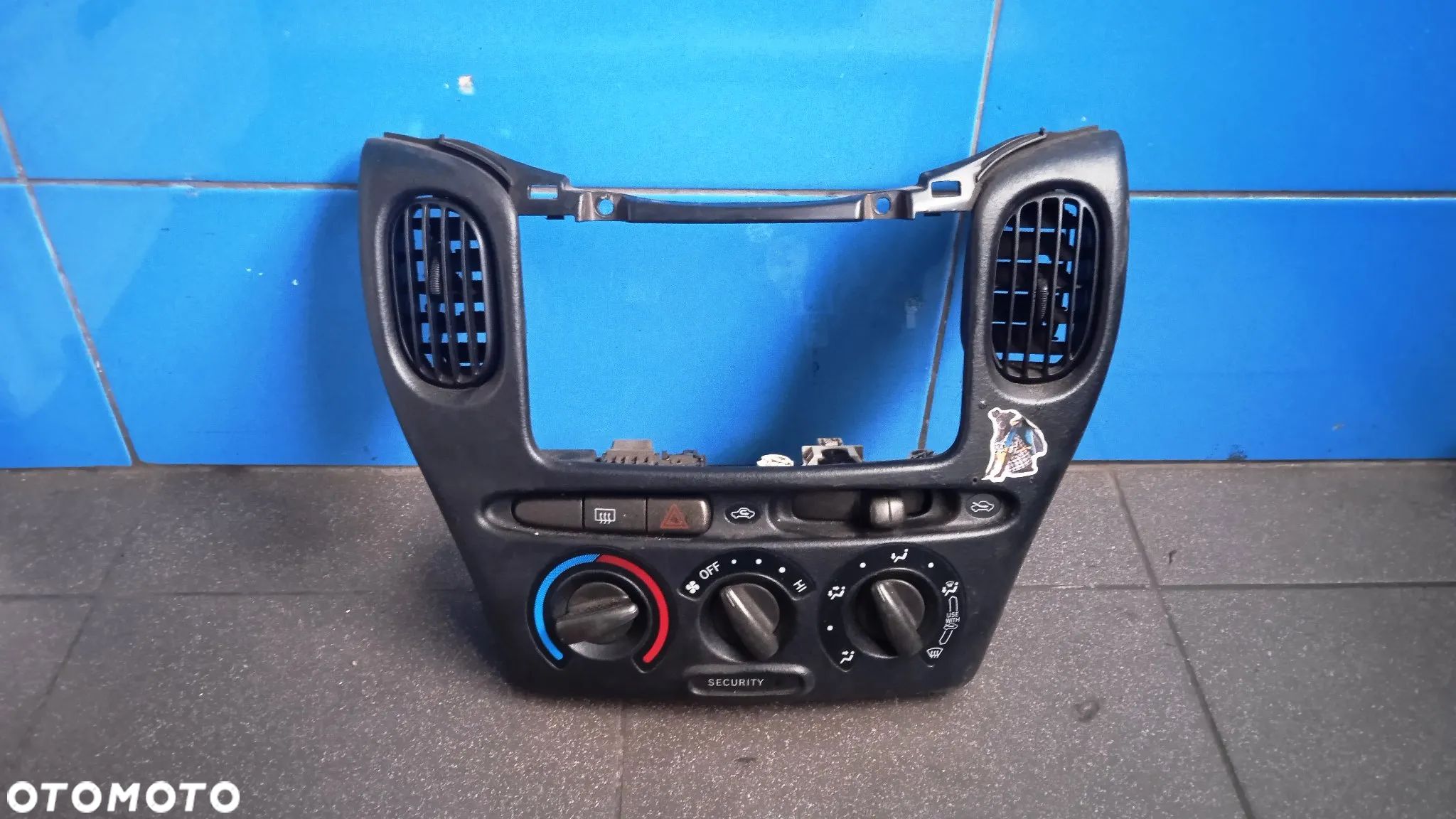 Panel środkowy nawiewu awaryjne kratki Toyota Yaris Verso - 1