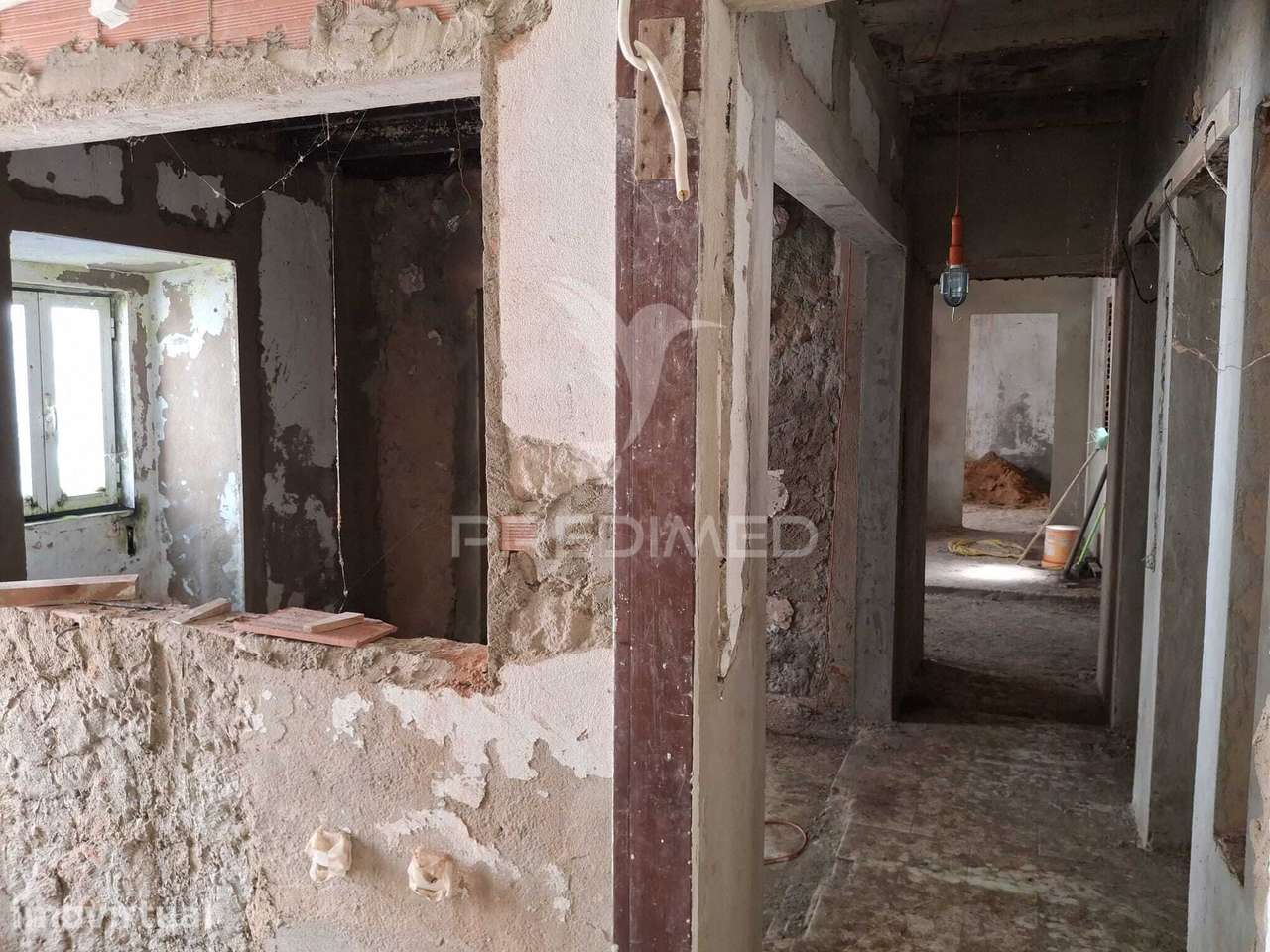 Moradia T2+1 para recuperação em Abrigada (Alenquer) - Grande imagem: 2/10