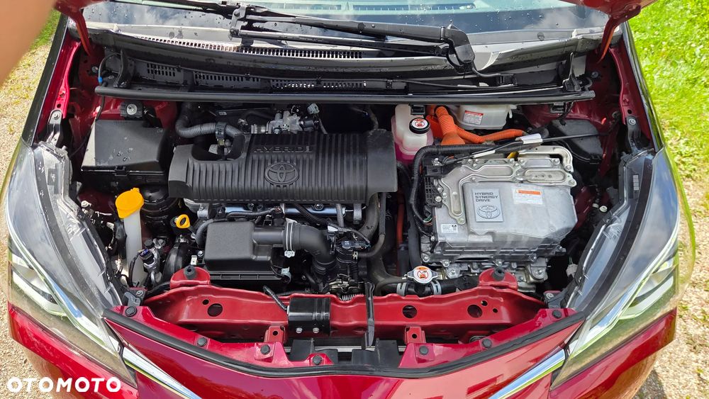 Toyota Yaris Hybrid 100 Selection - 12