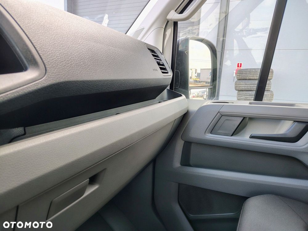 Volkswagen Crafter Crafter 35 Furgon z wysokim dachem silnik: 2,0 l EURO VI SCR 163 KM / skrzynia biegów: Przedni napęd automatyczna 8-biegowa rozstaw osi: 4490 mm - 14