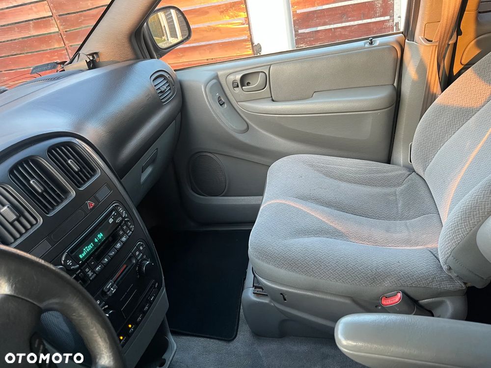 Dodge Caravan - 12