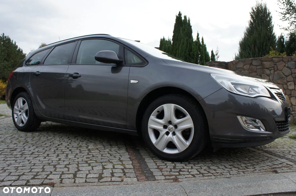 Opel Astra 2011 photo 2