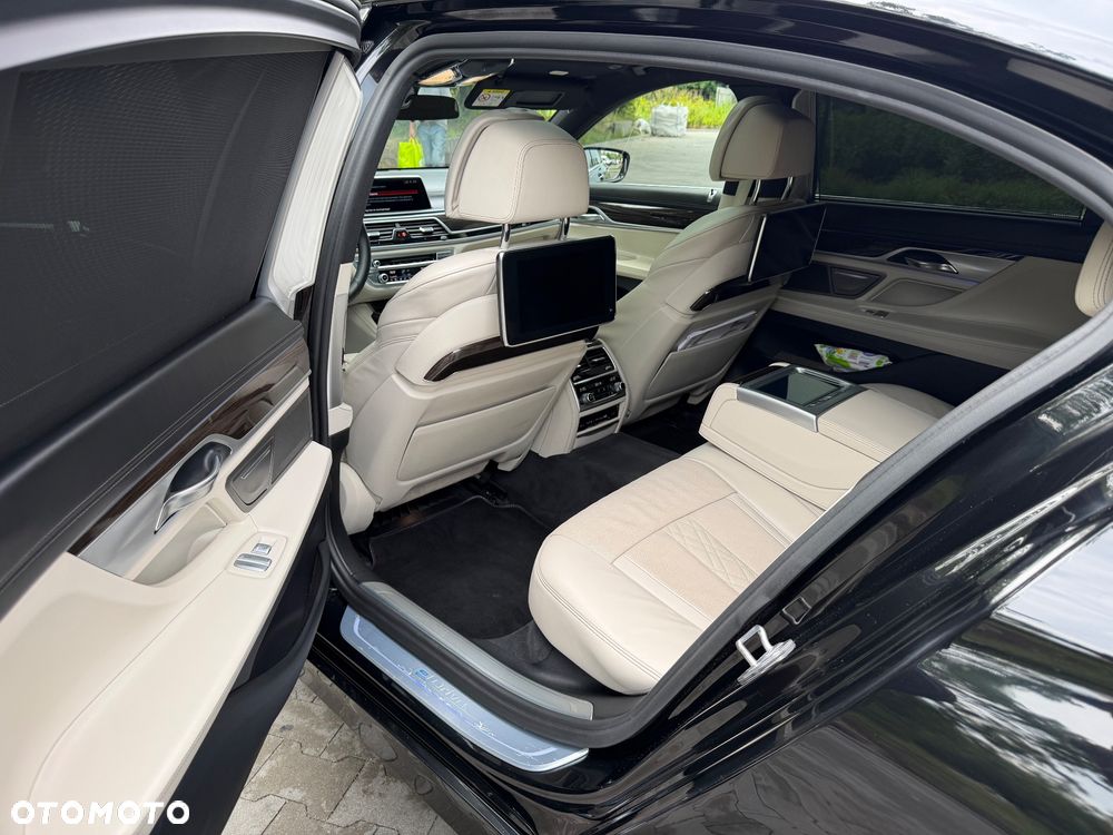 BMW Seria 7 740Le iPerformance - 12