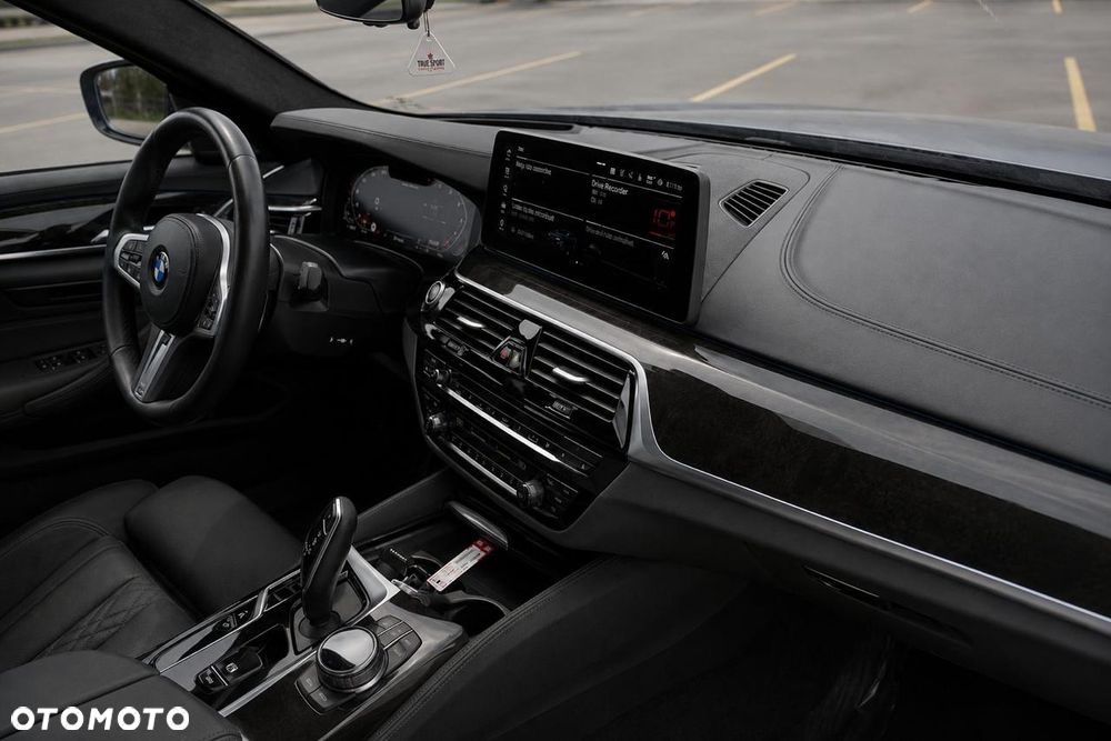 BMW Seria 5 M550i xDrive sport - 15