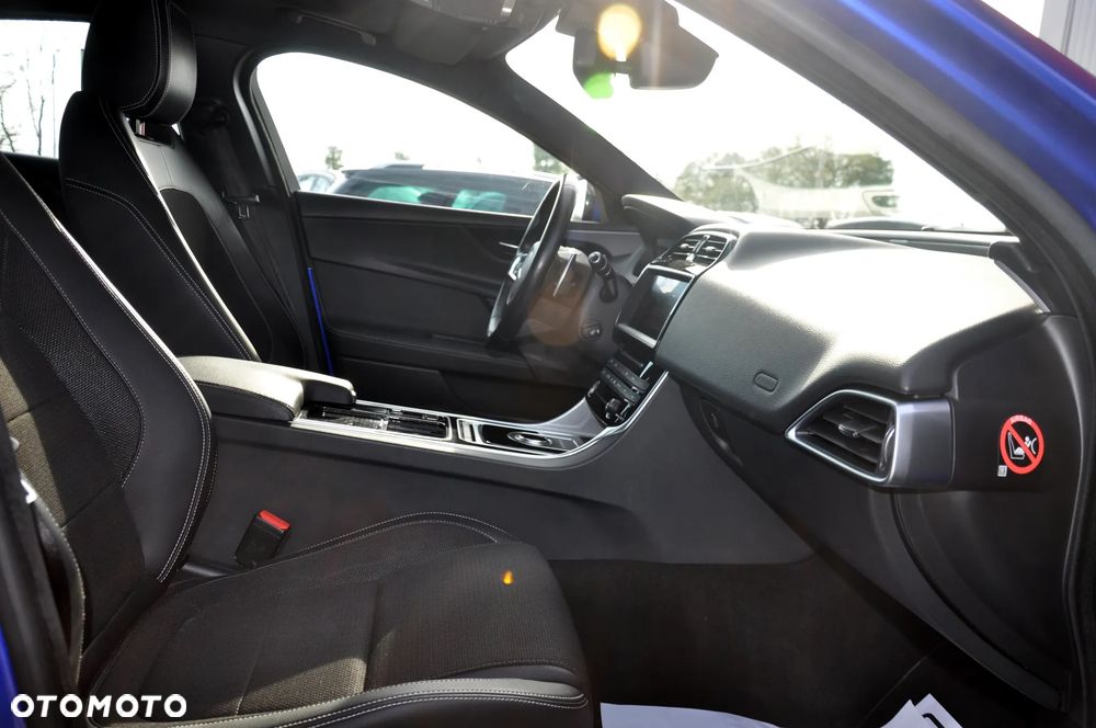 Jaguar XE 2.0 D AWD R-Sport - 35
